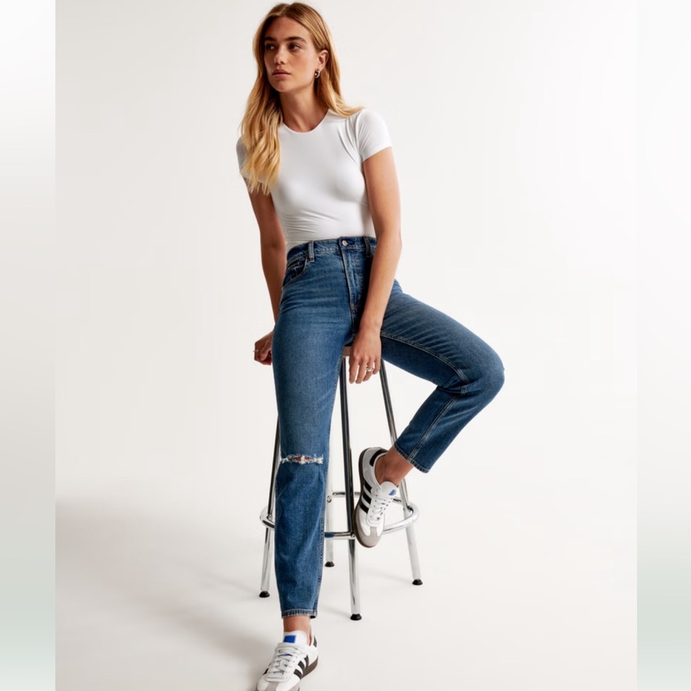 Abercrombie and Fitch high rise the mom Jean - short length NWT